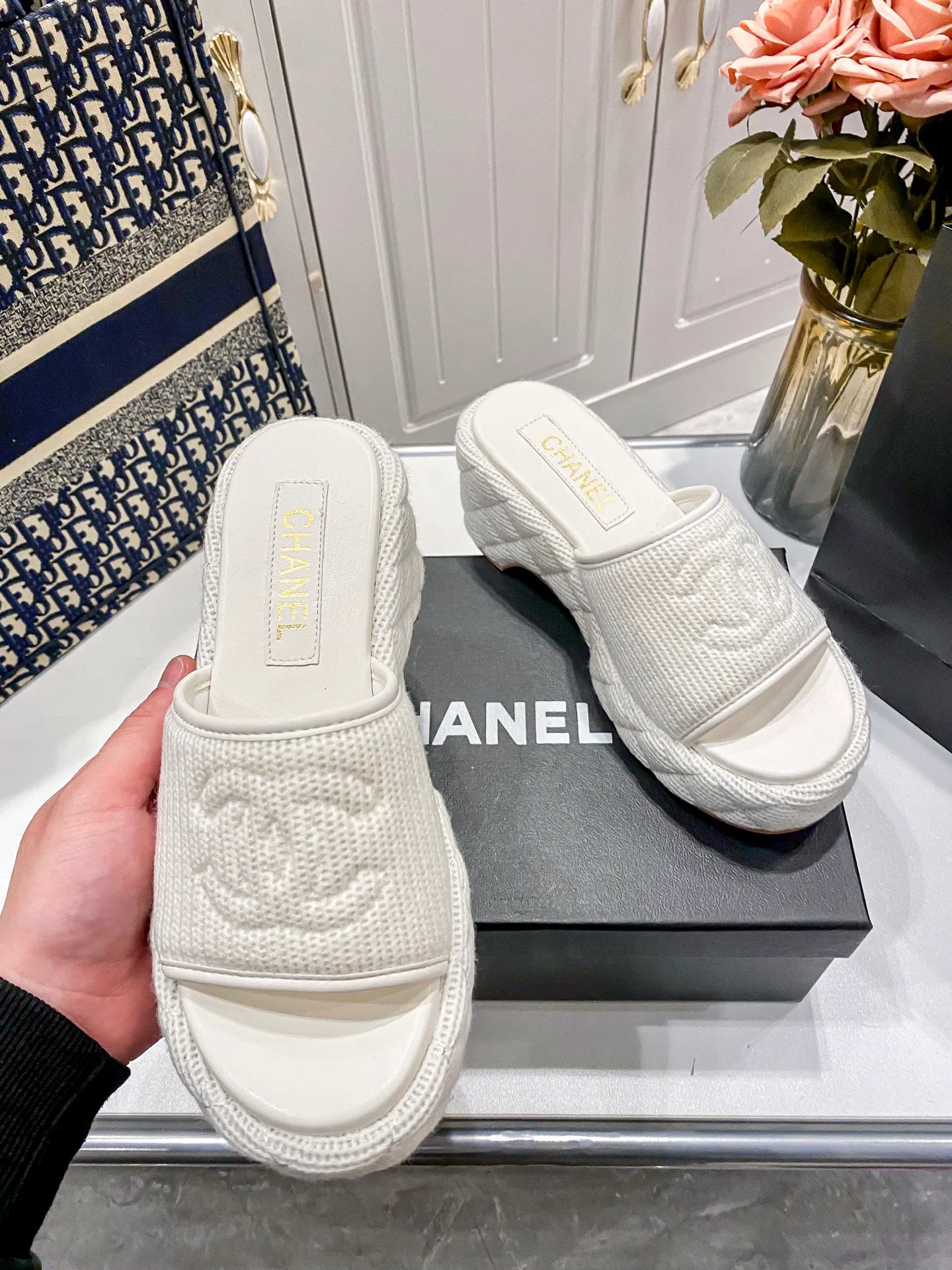 👟👟Ex-factory price 460👟👟Chanel 25C new early spring thick-soled slippers!  Top version! Early release. Thick sole design. 5cm heel height. Makes your legs longer in seconds. Original custom linen for the upper. Sheepskin for foot pads. Original genuine leather outsole. Size: 34-41. Customized. Non-returnable and non-exchangeable.